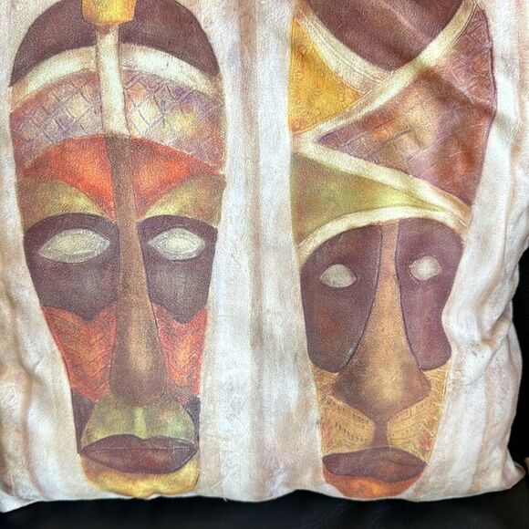 Tribal faces print throw pillows - Picture 3 of 5